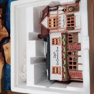 Heritage Village Collection Dickens' Village Serries "The Old Curiosity Shop"